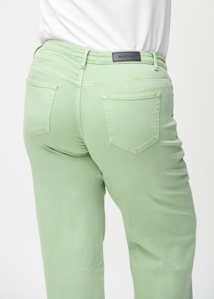 Lysegrønne loose jeans set bagfra tæt på en plus-size model for at vise detaljer.