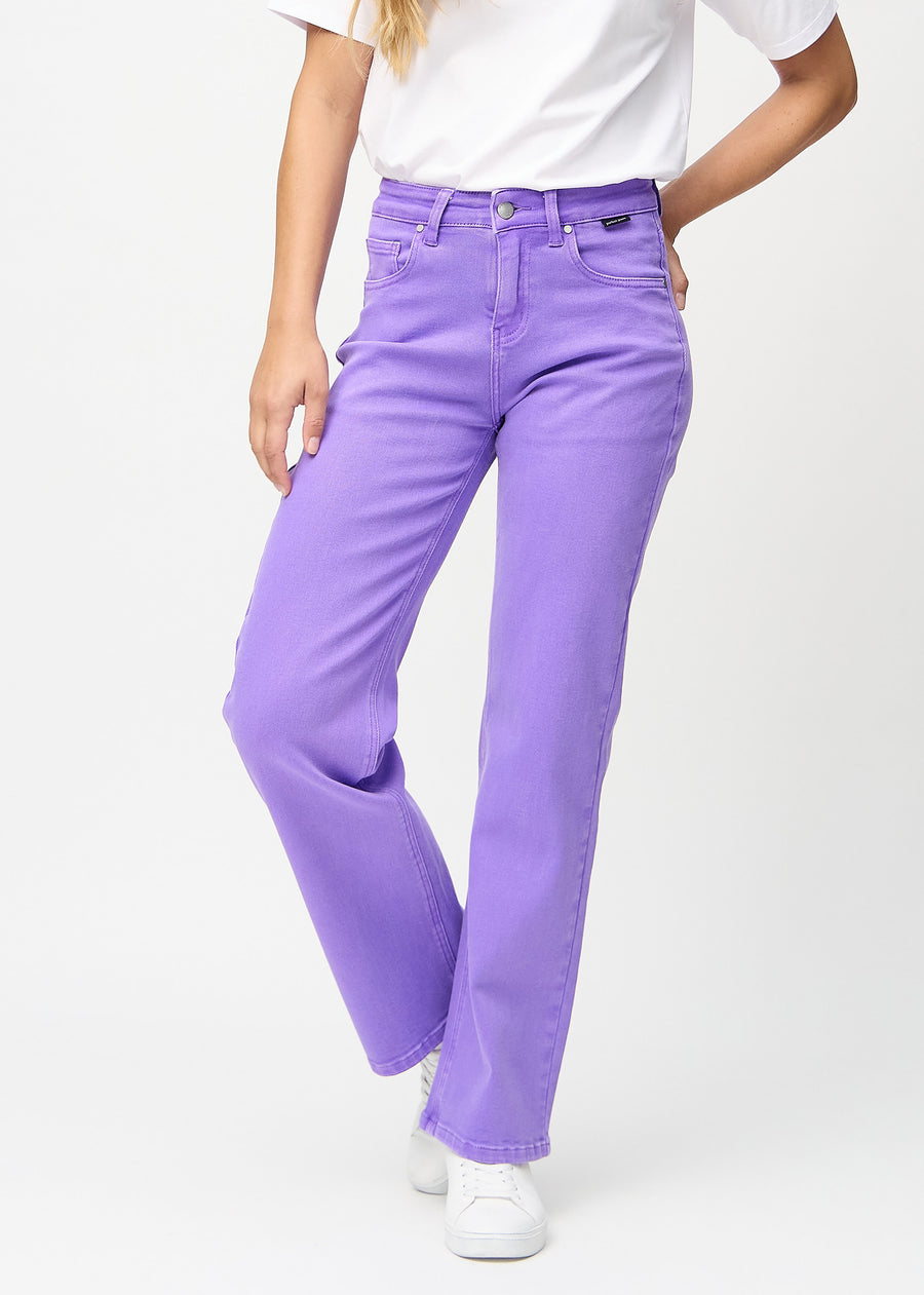 Lilla loose jeans, modelnavn Lavenders, som er løstsiddende med masser af vidde i benene, set forfra.
