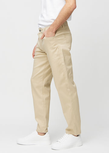 Beige regular jeans set fra siden på model.