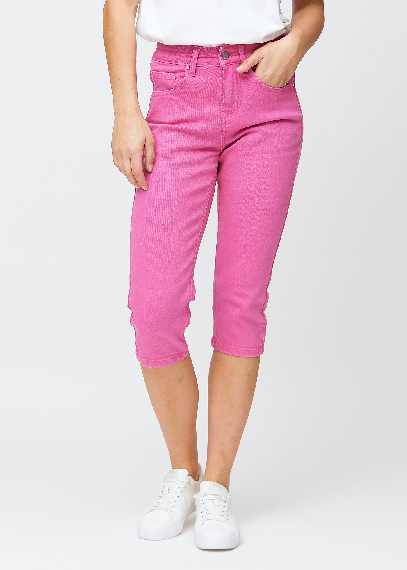 Lyserøde slim capris, farve Flamingos, med tætsiddende pasform der former benene og slutter lige under knæet – set forfra.