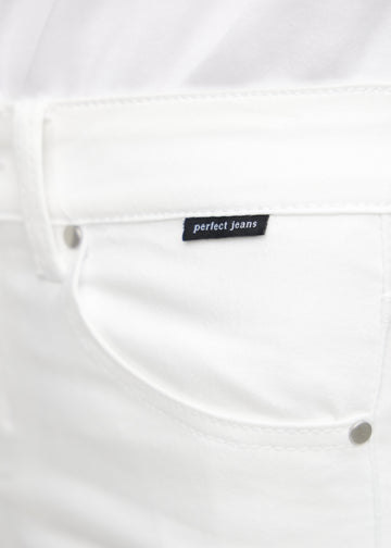 Forlommen på et par hvide slim jeans, hvor man kan se logoet.