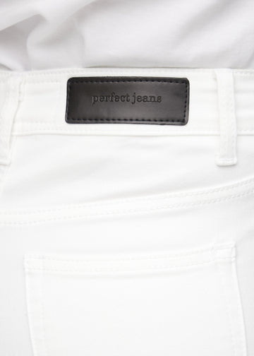 Baglommen på et par hvide slim jeans, hvor man kan se logoet.