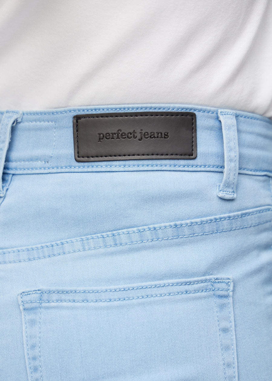 Baglommen på et par lyseblå jeans, hvor man kan se logoet.