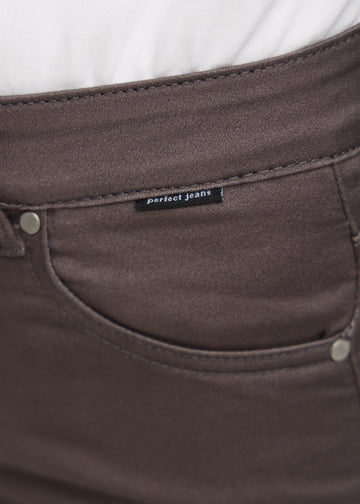 Forlommen på et par gråbrune loose jeans, hvor man kan se logoet.