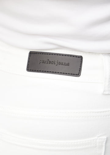Baglommen på et par hvide regular jeans, hvor man kan se logoet på en plus-size model.