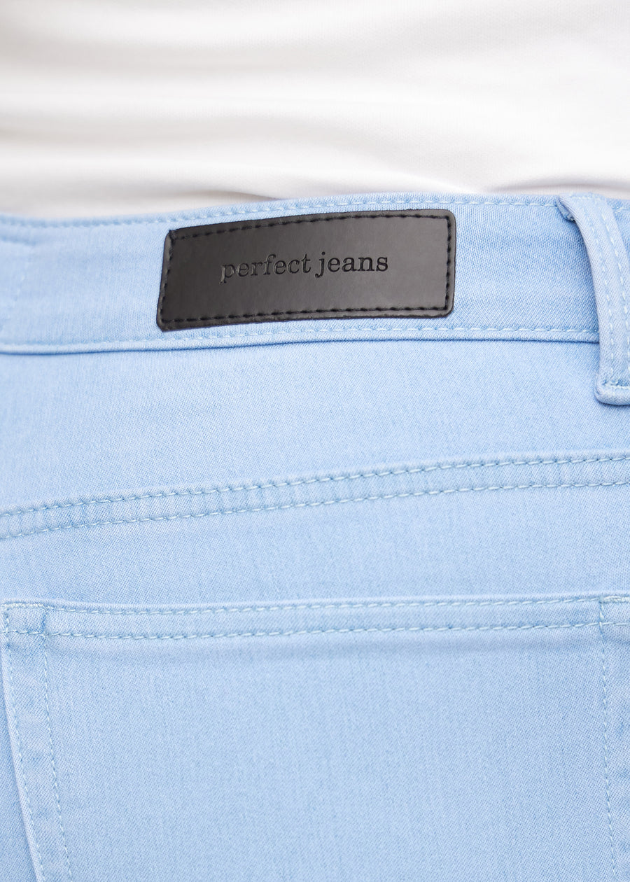 Baglommen på et par lyseblå skinny middle shorts, hvor man kan se logoet på en plus-size model.