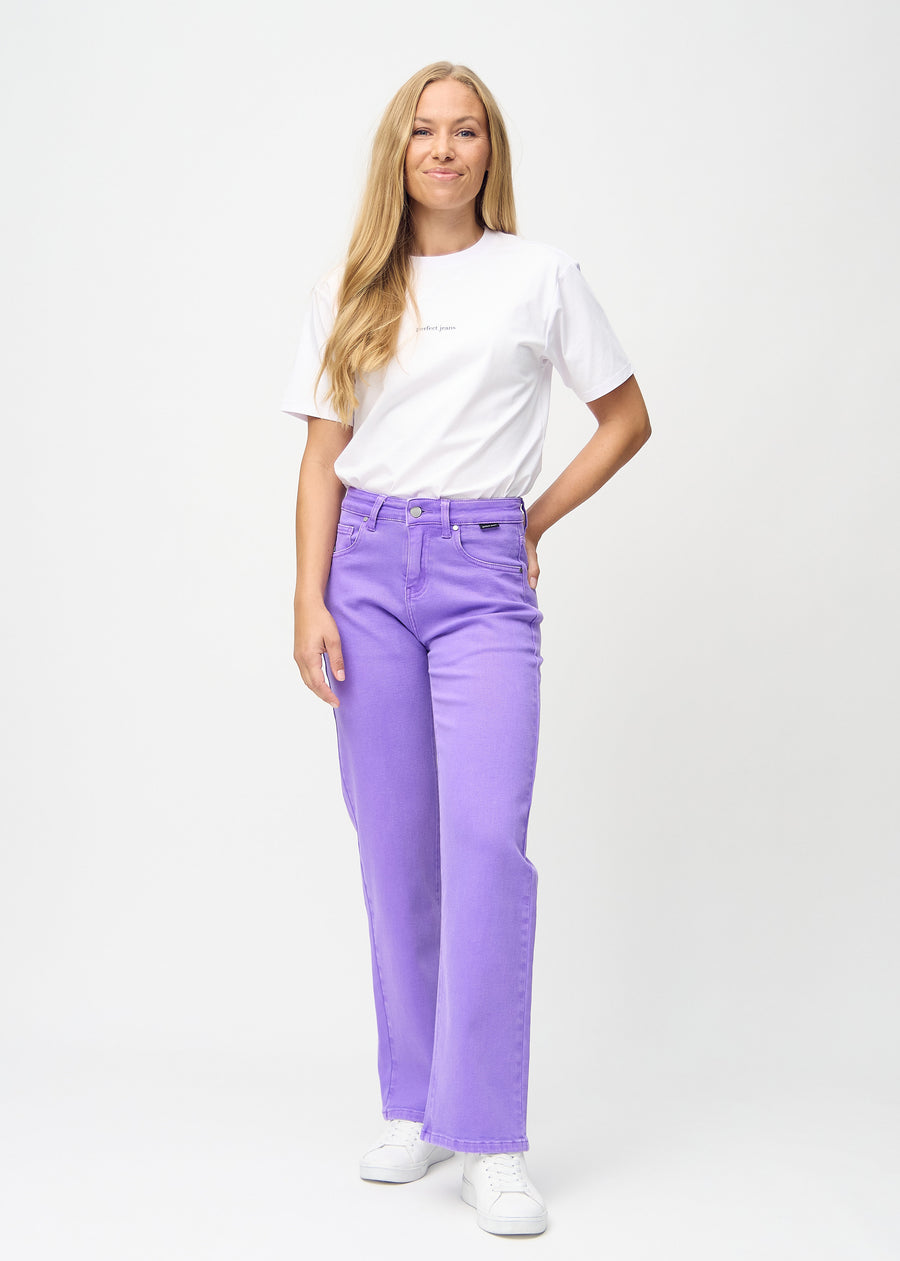 Model går ind i billedet, viser jeansene frem ved at strække i dem, dreje rundt, og derefter forlade billedet.