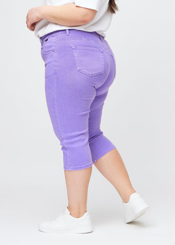 Lilla slim capris i farven Lavenders – set fra siden på en plus-size model.
