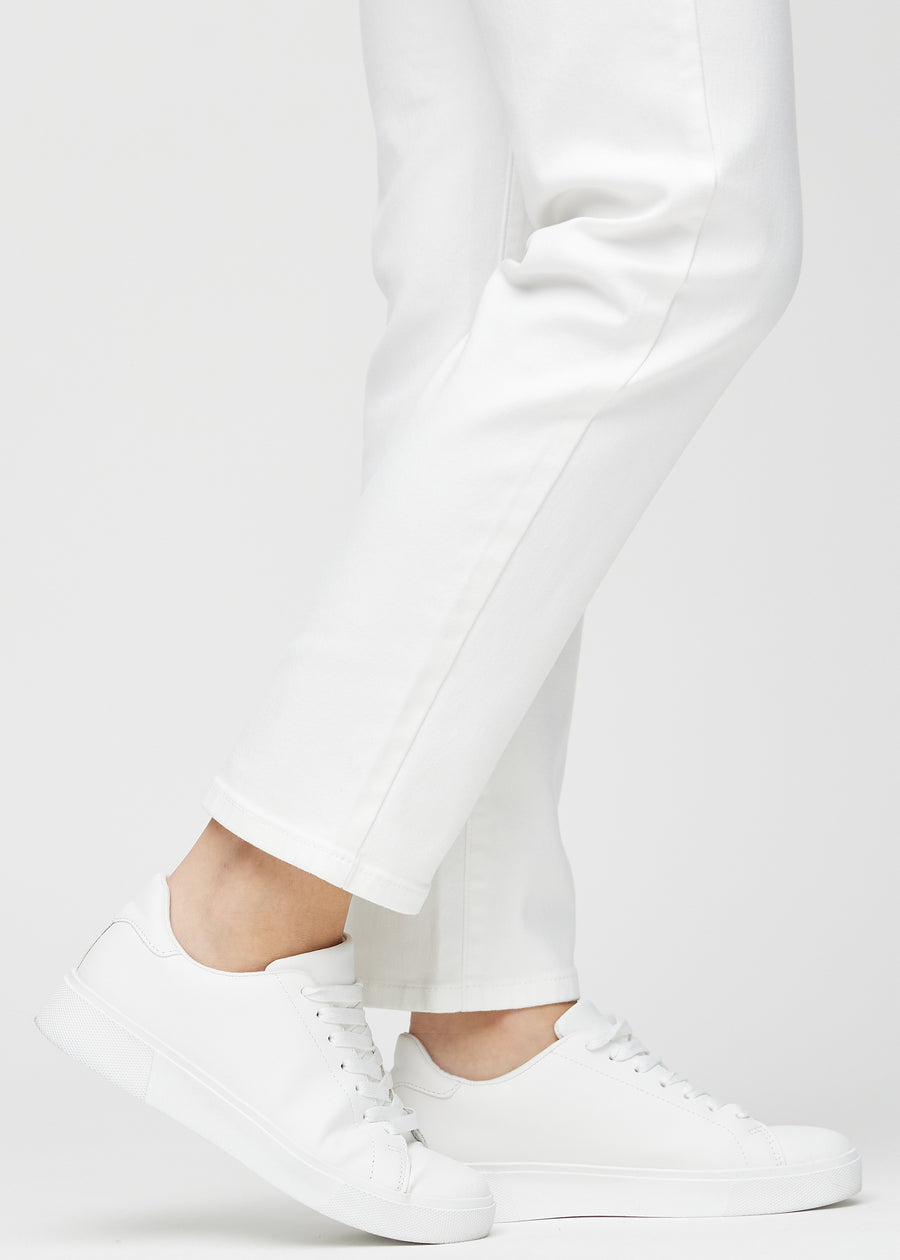 Anklerne på en model, så man kan se, hvor løst jeansene sidder.