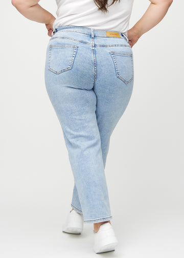 Lys denim regular jeans set bagfra på en plus-size model, så man kan se hele produktet.