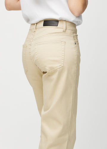 Beige loose jeans set bagfra tæt på for at vise detaljer.