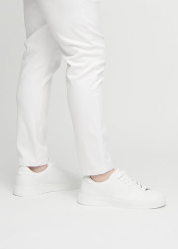 Anklerne på en plus-size model, så man kan se, hvor tæt jeansene sidder.