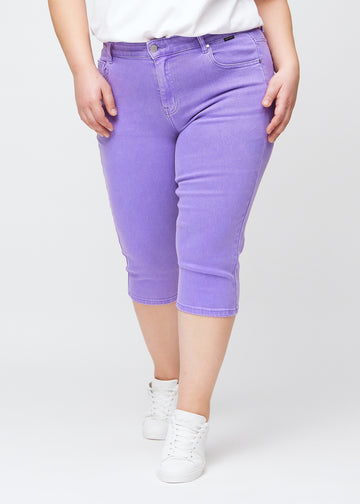 Lilla slim capris, farve Lavenders, med tætsiddende pasform og længde lige under knæet – set forfra på plus-size model.