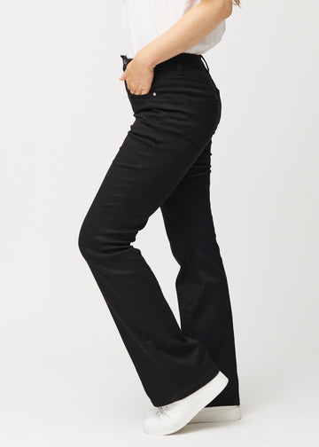 Schwarze Mid-Rise-Bootcut-Jeans in der Farbe Ravens. Seitenansicht an einem Model.