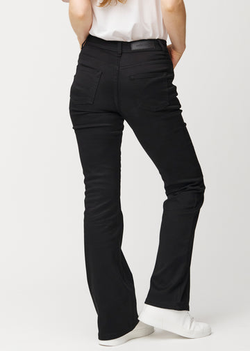 Schwarze Mid-Rise-Bootcut-Jeans in der Farbe Ravens. Rückansicht an einem Model, die gesamte Passform ist zu sehen.