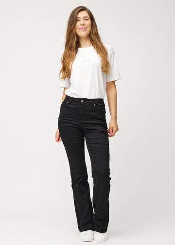 Schwarze Mid-Rise-Bootcut-Jeans in der Farbe Ravens. Ganzkörperansicht eines Model in den Jeans.