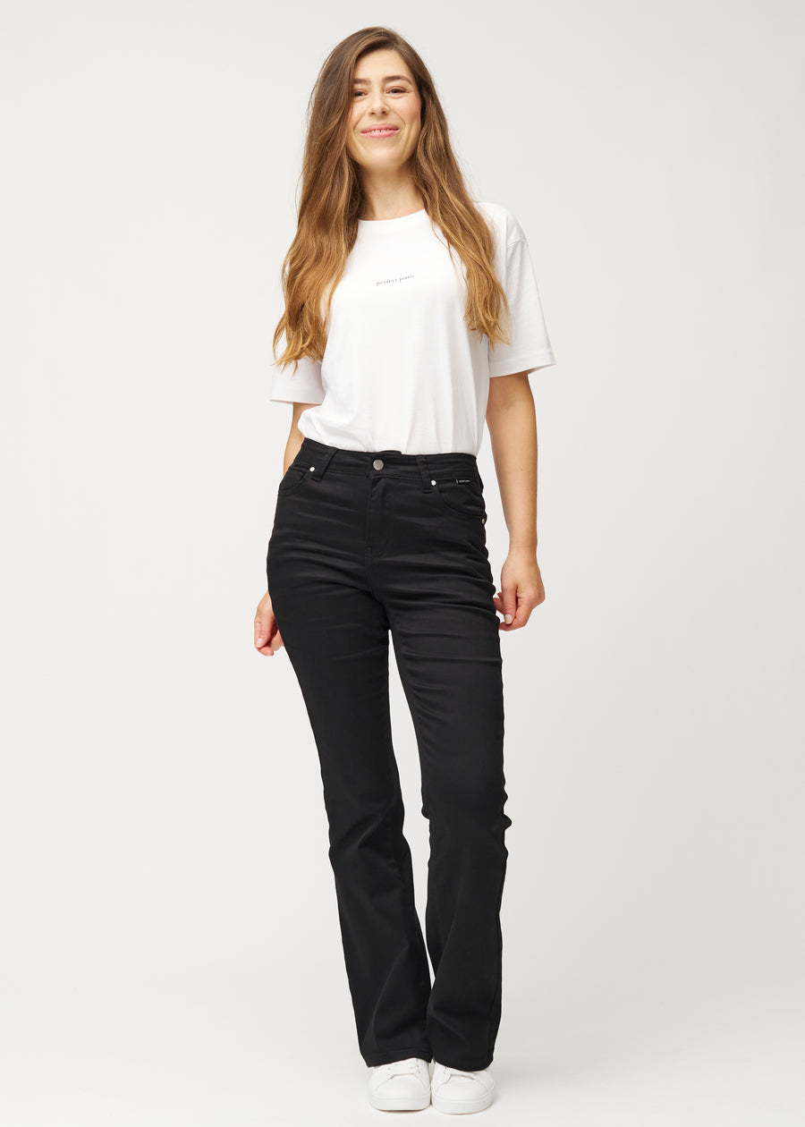 Schwarze Mid-Rise-Bootcut-Jeans in der Farbe Ravens. Ganzkörperansicht eines Model in den Jeans.