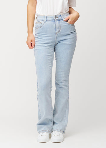 Hellblaue Mid-Rise-Bootcut-Jeans in der Farbe Waves. Vorderansicht an einem Model, an Hüfte und Oberschenkeln anliegend mit leicht ausgestelltem Bein.