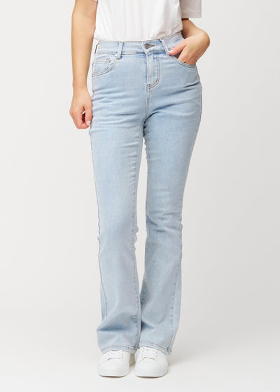 Hellblaue Mid-Rise-Bootcut-Jeans in der Farbe Waves. Vorderansicht an einem Model, an Hüfte und Oberschenkeln anliegend mit leicht ausgestelltem Bein.