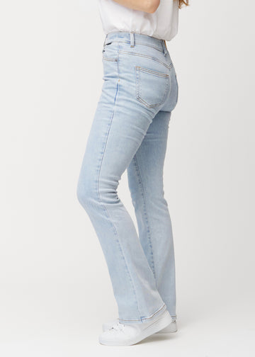 Hellblaue Mid-Rise-Bootcut-Jeans in der Farbe Waves. Seitenansicht an einem Model.