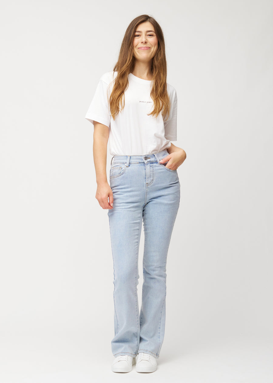 Hellblaue Mid-Rise-Bootcut-Jeans in der Farbe Waves. Ganzkörperansicht eines Model in den Jeans.
