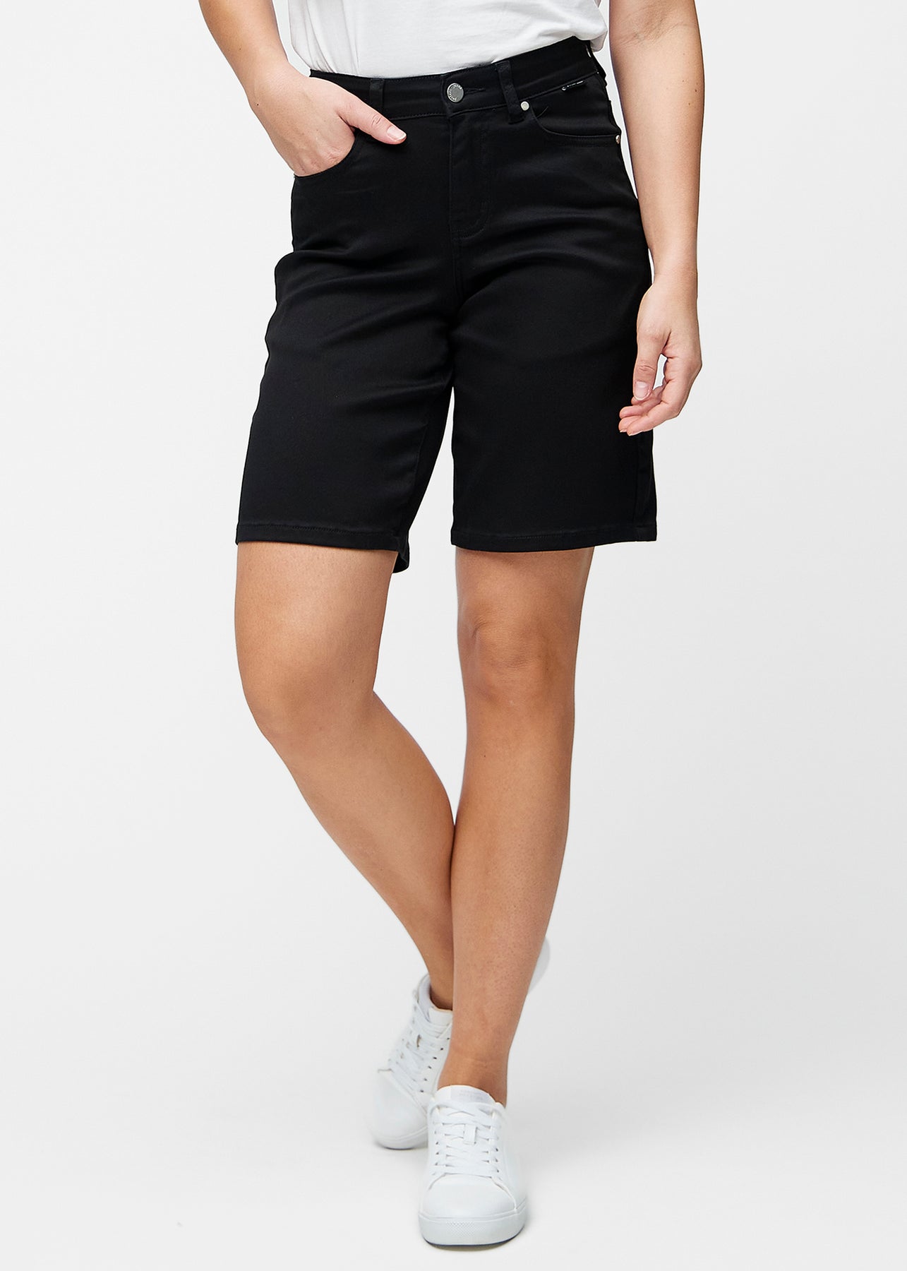 Løse, sorte shorts i farven Ravens, der sidder til ved hoften og falder løst ned over lårene til lige over knæet, set forfra.