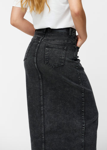 Lang, mørkegrå denimnederdel i farven Shadows set bagfra tæt på for at vise pasform og detaljer.