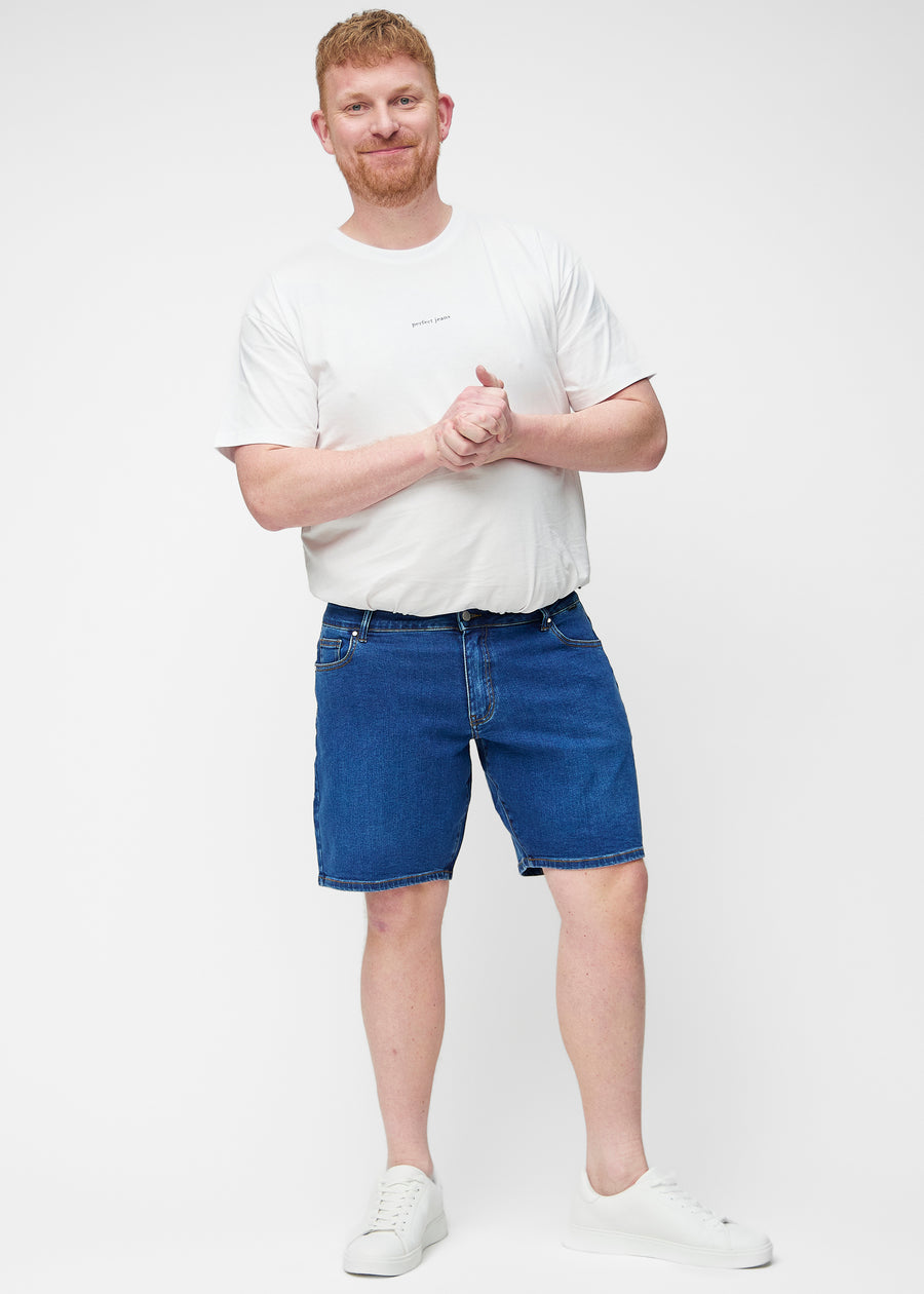 Dunkelblaue Denim-Shorts für Herren in der Farbe Oceans von hinten in Nahaufnahme am Plus-Size-Modell.