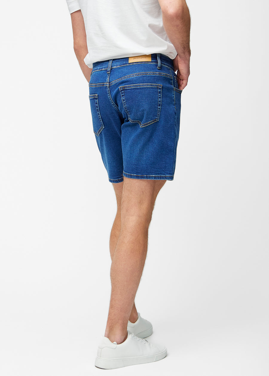 Dunkelblaue Denim-Shorts für Herren in der Farbe Oceans von hinten gesehen, sodass die Länge bis knapp über das Knie und die Passform sichtbar sind.