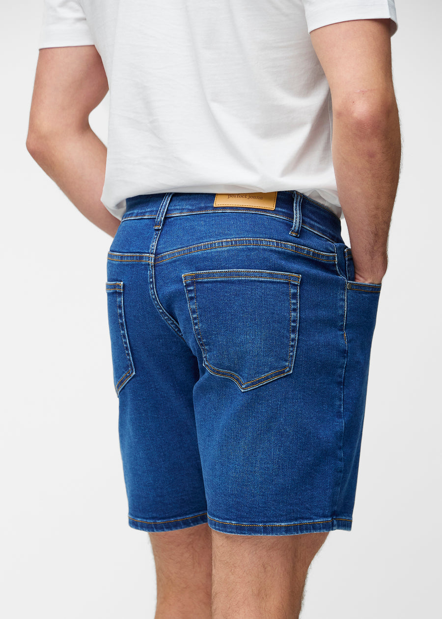 Dunkelblaue Denim-Shorts für Herren in der Farbe Oceans von hinten in Nahaufnahme, um Passform und Details zu zeigen.