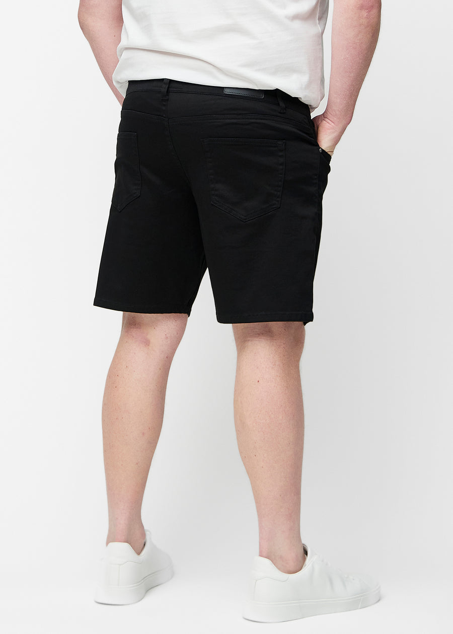 Schwarze Shorts für Herren in der Farbe Ravens von hinten am Plus-Size-Modell gesehen.