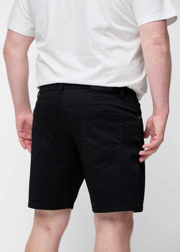 Schwarze Shorts für Herren in der Farbe Ravens von hinten in Nahaufnahme am Plus-Size-Modell.