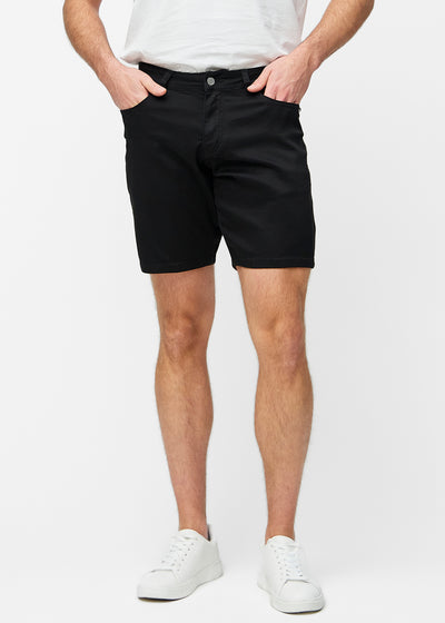 Schwarze Shorts für Herren in der Farbe Ravens mit Regular-Passform, die natürlich an der Hüfte sitzen und Luft um die Oberschenkel lassen, von vorne gesehen.