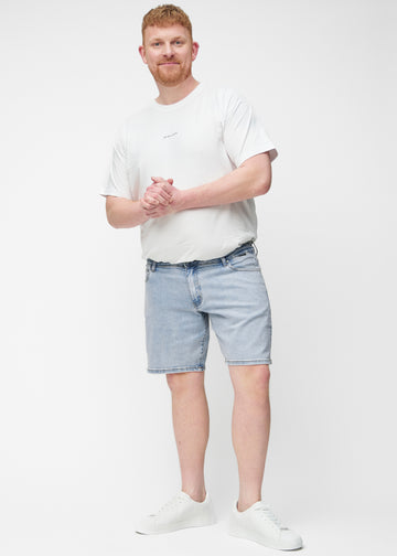Hellblaue Denim-Shorts für Herren in der Farbe Waves von hinten aus der Nähe am Plus-Size-Model gesehen, um Passform und Details zu zeigen.