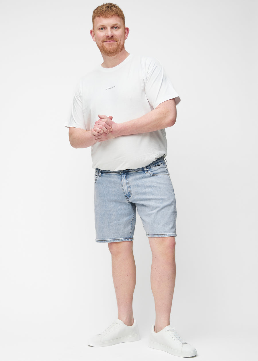 Hellblaue Denim-Shorts für Herren in der Farbe Waves von hinten aus der Nähe am Plus-Size-Model gesehen, um Passform und Details zu zeigen.