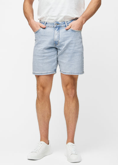 Hellblaue Denim-Shorts für Herren in der Farbe Waves mit Regular-Passform, die natürlich an der Hüfte sitzen und Luft um die Oberschenkel lassen, von vorne gesehen.