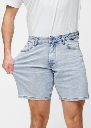 Hellblaue Denim-Shorts für Herren in der Farbe Waves mit Regular-Passform, die natürlich an der Hüfte sitzen und Luft um die Oberschenkel lassen, von vorne gesehen.