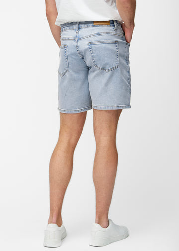 Hellblaue Denim-Shorts für Herren in der Farbe Waves von hinten gesehen, sodass die Länge bis knapp über das Knie und die Passform sichtbar sind.