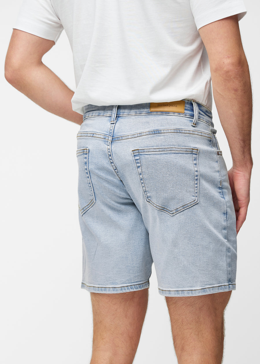 Hellblaue Denim-Shorts für Herren in der Farbe Waves von hinten aus der Nähe gesehen, um Passform und Details zu zeigen.