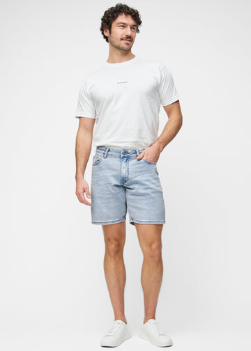 Ganzkörperbild des Models in hellblauen Denim-Shorts für Herren in der Farbe Waves mit Regular-Passform.