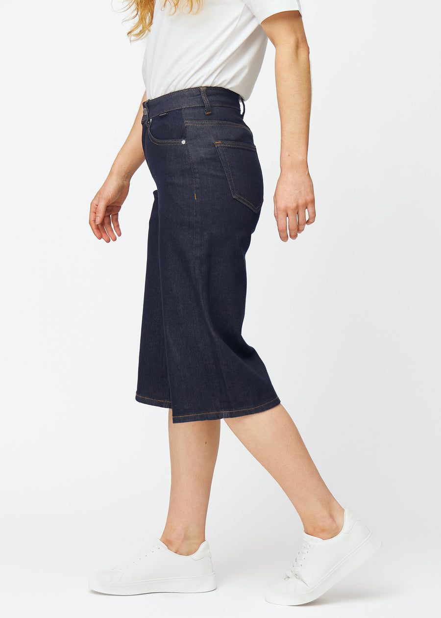 Tief dunkelblaue Denim-Capris für Damen in der Farbe Midnights mit Loose-Passform, von der Seite am Model gesehen.