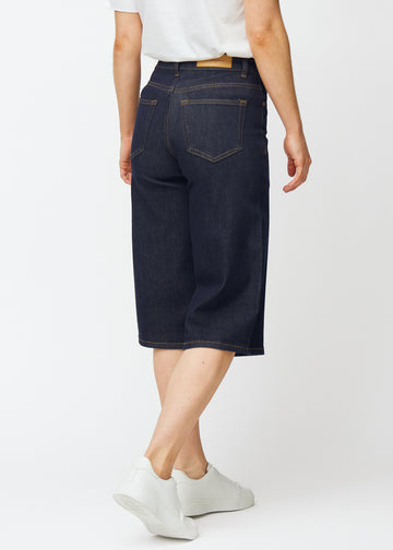 Tief dunkelblaue Denim-Capris für Damen in der Farbe Midnights von hinten gesehen, sodass die Länge bis unter das Knie sichtbar ist.