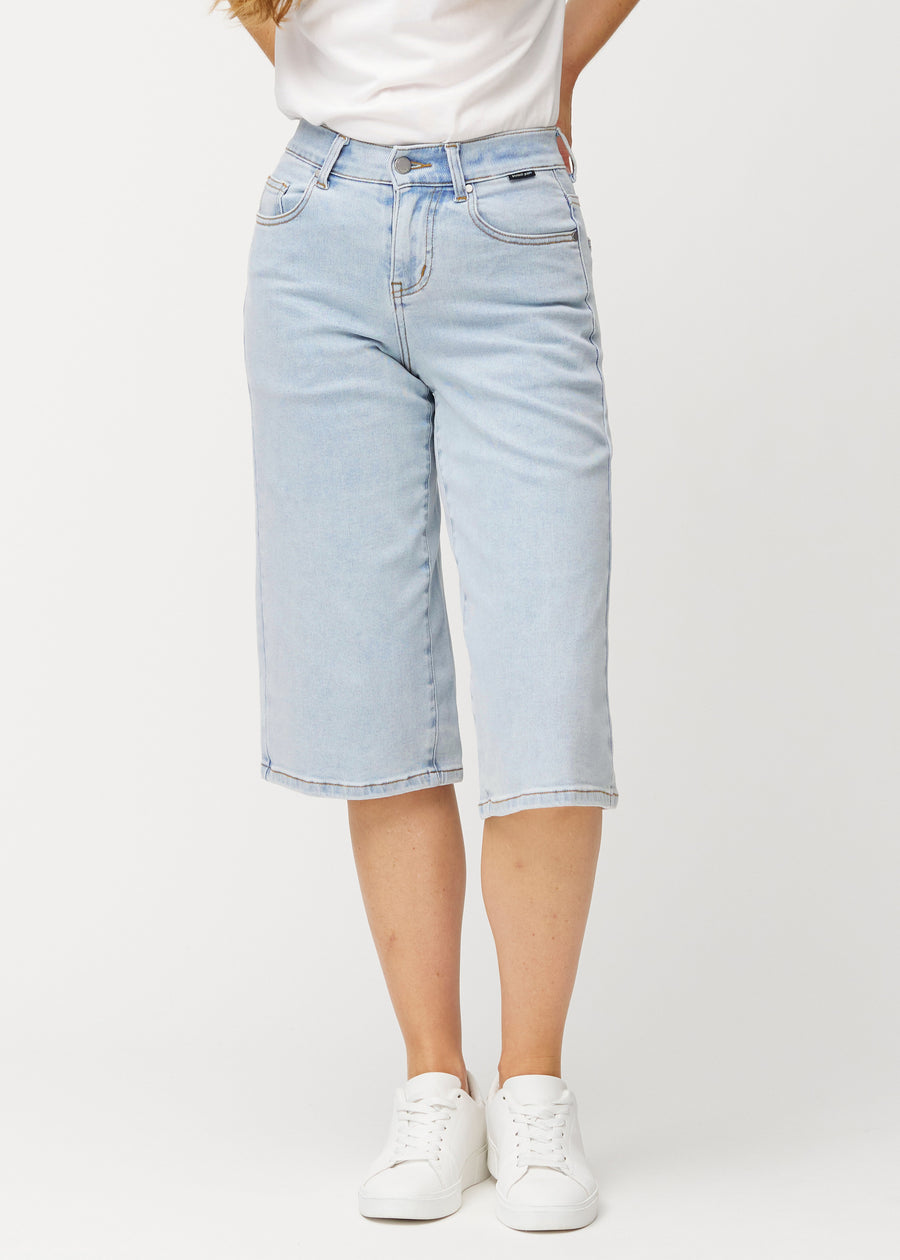 Lockere, hellblaue Waves Denim-Capris, die an der Hüfte anliegen und locker über die Oberschenkel bis knapp unter das Knie fallen, von vorne gesehen.