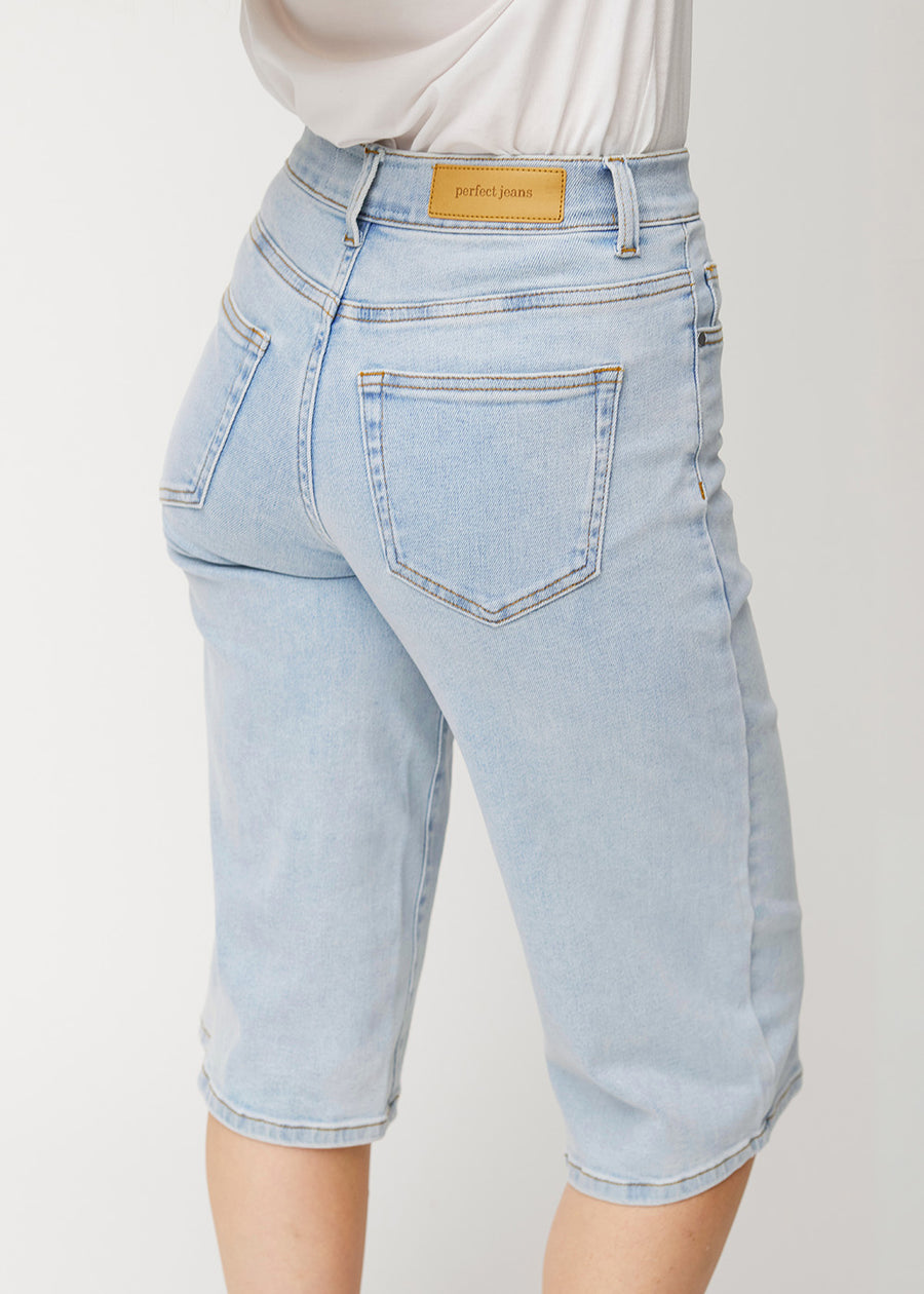Nahaufnahme von hinten: lockere, hellblaue Waves Denim-Capris, die Passform und Details zeigen.