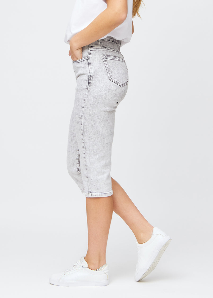 Frau in hellgrauen regular Denim-Capris