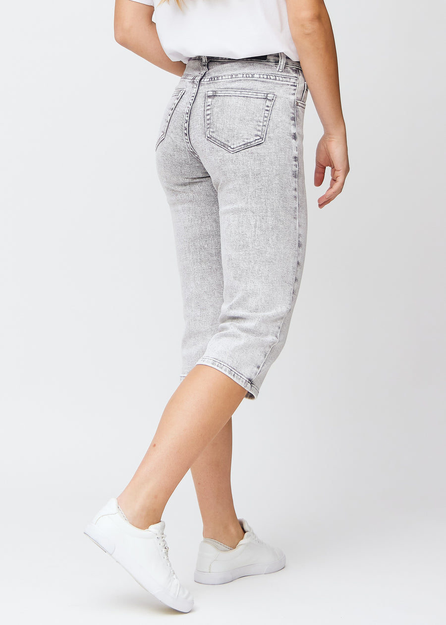 Hellgraue Denim-regular-Capris von hinten gesehen, sodass man das gesamte Produkt sehen kann.