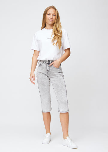 Ganzkörperbild eines Models in hellgrauen Denim-regular-Capris.
