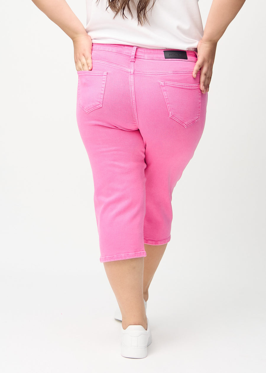 Hellrosa regular Capris von hinten an einem Plus-Size-Model gesehen, damit man das ganze Produkt sehen kann.