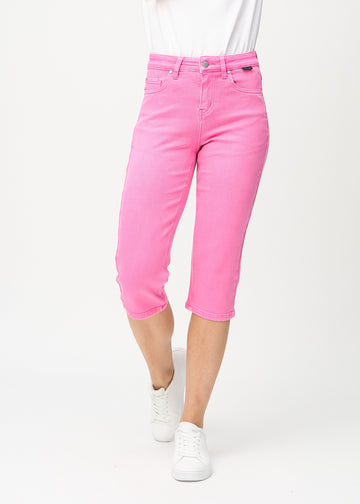 Hellrosa regular Capris, Modellname Flamingos, die am Bein gerade heruntergehen, von vorne gesehen.