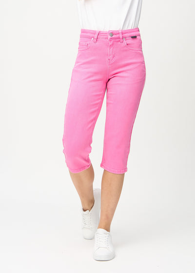 Hellrosa regular Capris, Modellname Flamingos, die am Bein gerade heruntergehen, von vorne gesehen.